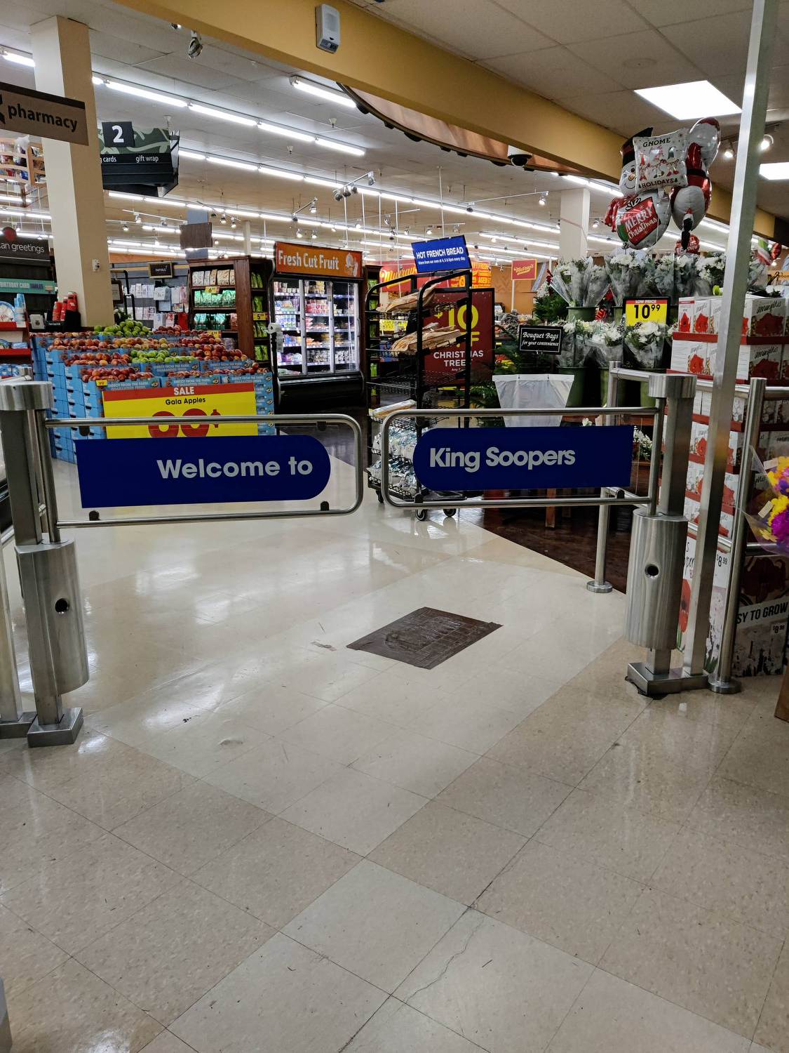 picture of entry gate in King Soopers store